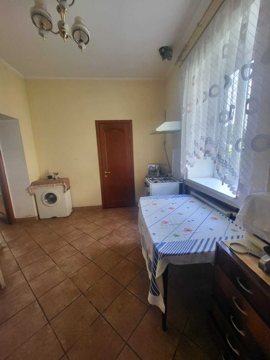 Продаж цегляного будинку з гарною земельною ділянкою, центр міста.