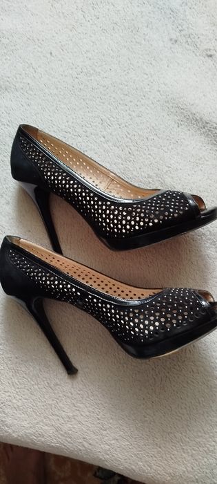 Туфлі, босоніжки