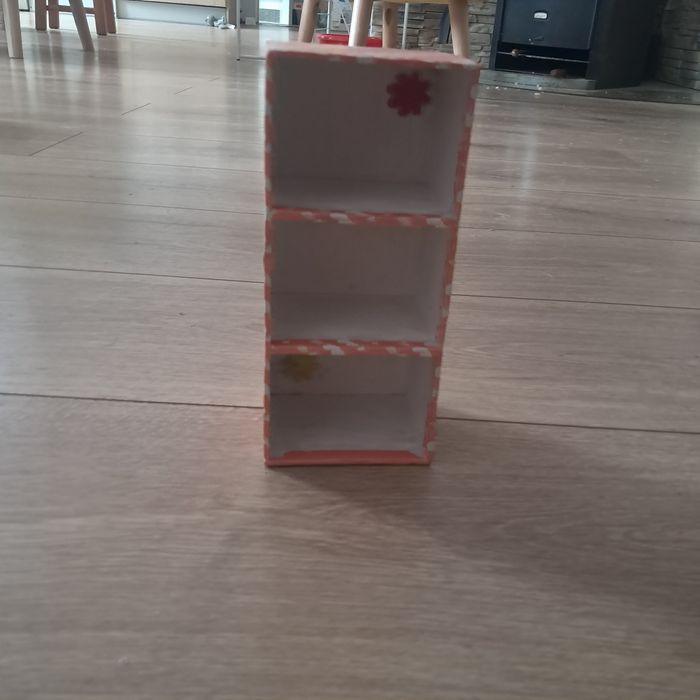 Mała półka ozdobna