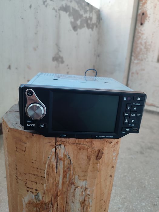 автомобільна магнітола Pioneer 4022. 
Вона має відеоекран діагоналлю 4