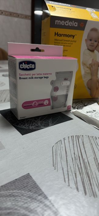 Vendo máquina manual de tirar leite e sacos de congelar o leite