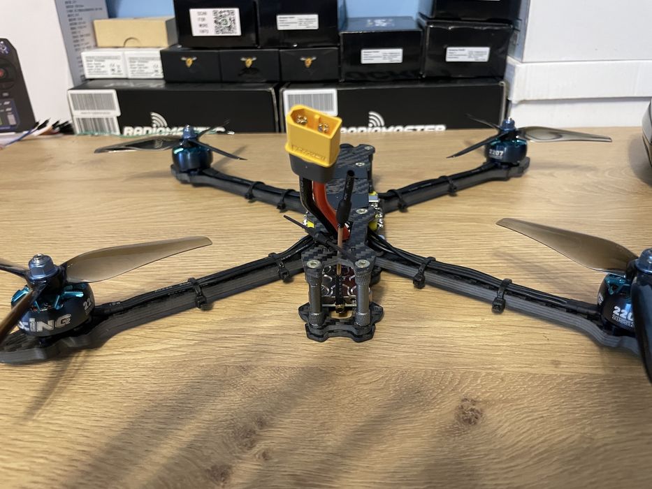 Dron fpv z aparatura