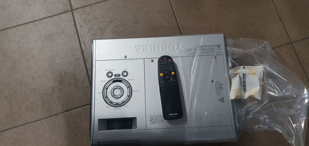 Projektor Toshiba TDP-EX21 z ekranem OKAZJA projekcyjnym