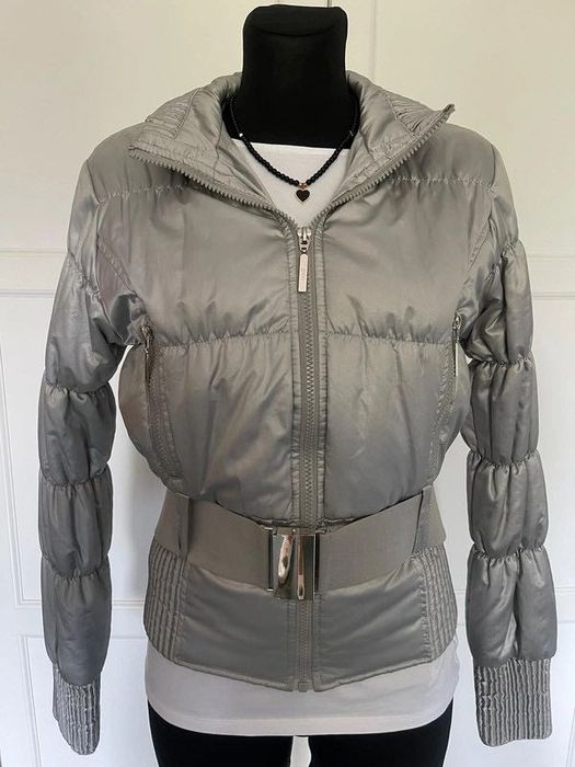 Srebrna taliowane kurtka z paskiem Oodji