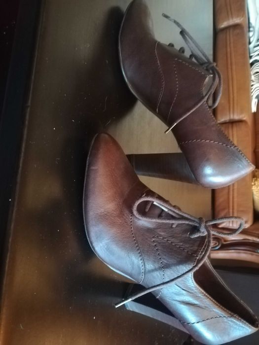 Sapatos salto alto castanhos