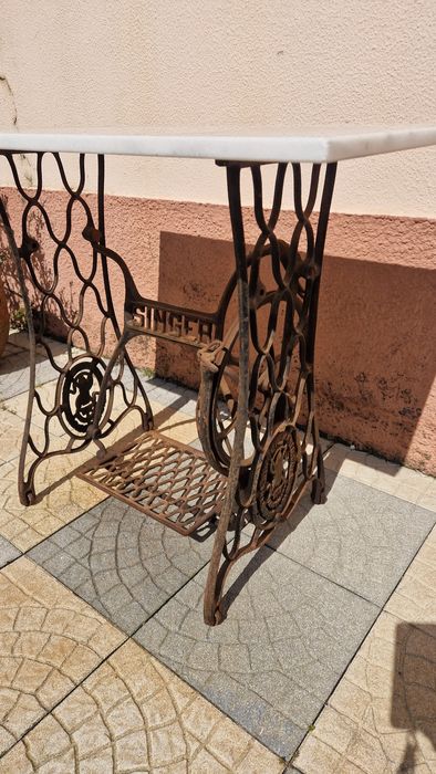 Mesa em mármore com pés de máquina singer