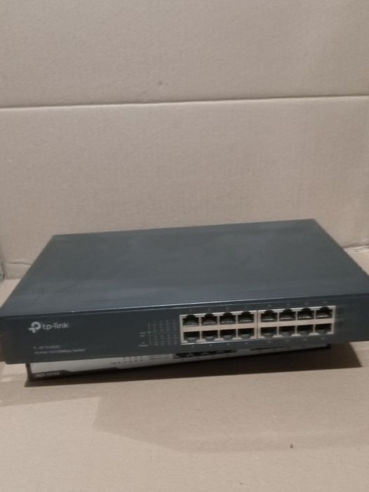 Комутатор мережевий Cisco SG-300 28 DLink DSG1016D  Tp Link