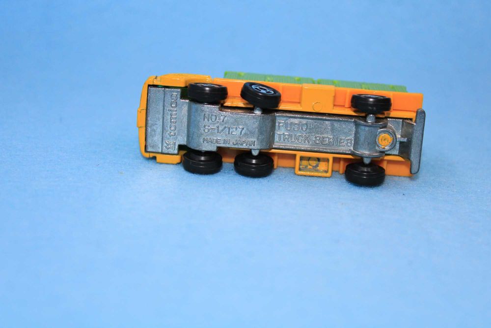 Miniatura antiga Tomica Mitsubishi Fuso