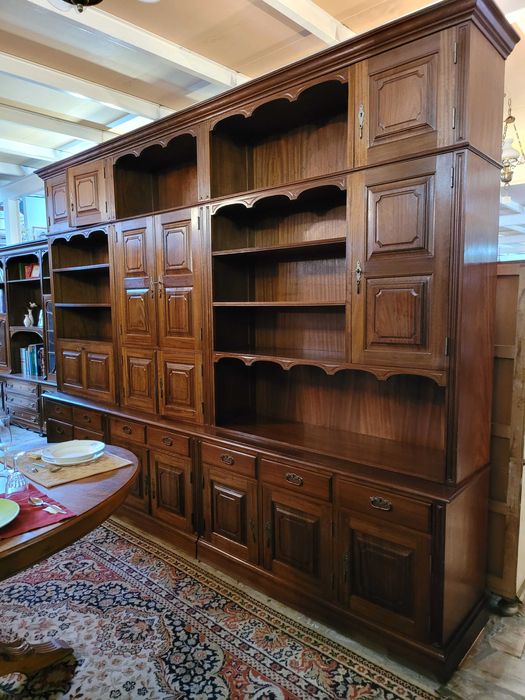 Enormíssimo móvel de sala ou escritório em madeira maciça