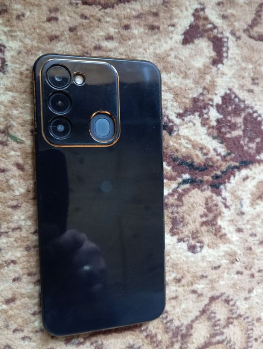 Телефон Техно Спарк 8С. С чехлом