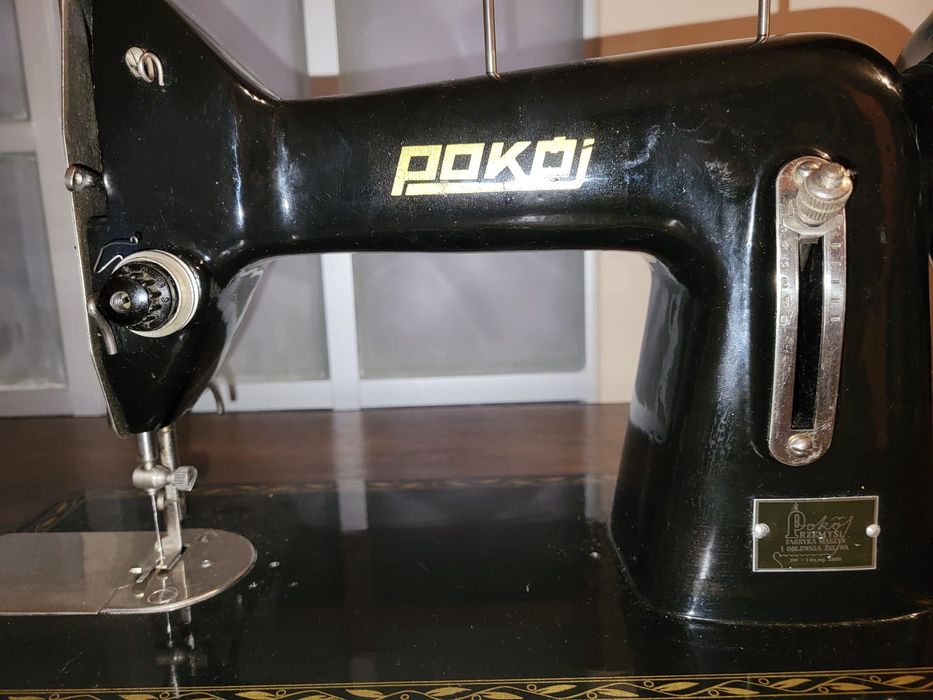 Stylowa maszyna ze stolikiem Pokój/Singer