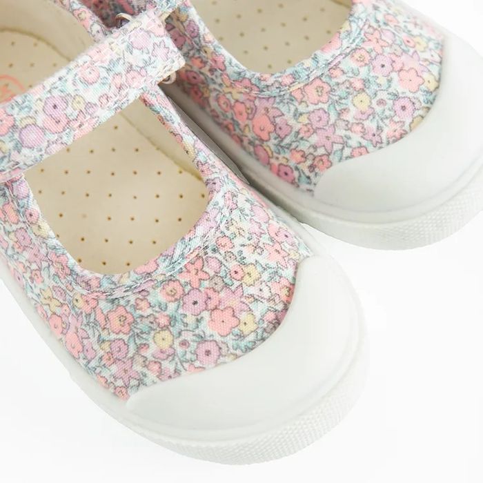 Капці, тапочки, сандалі