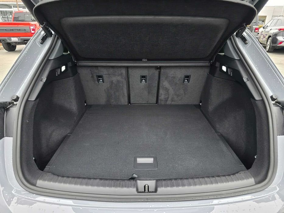 Audi Q4 e-tron      2023