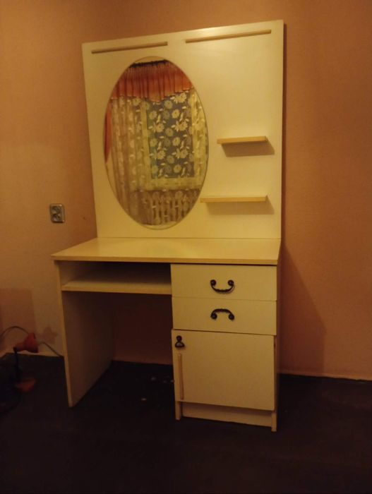 Biała toaletka z lustrem i szufladami.