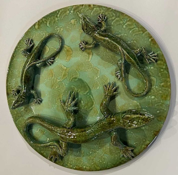 Prato decorativo antigo, alto relevo 50 cm diam. Faiança das Caldas da Rainha