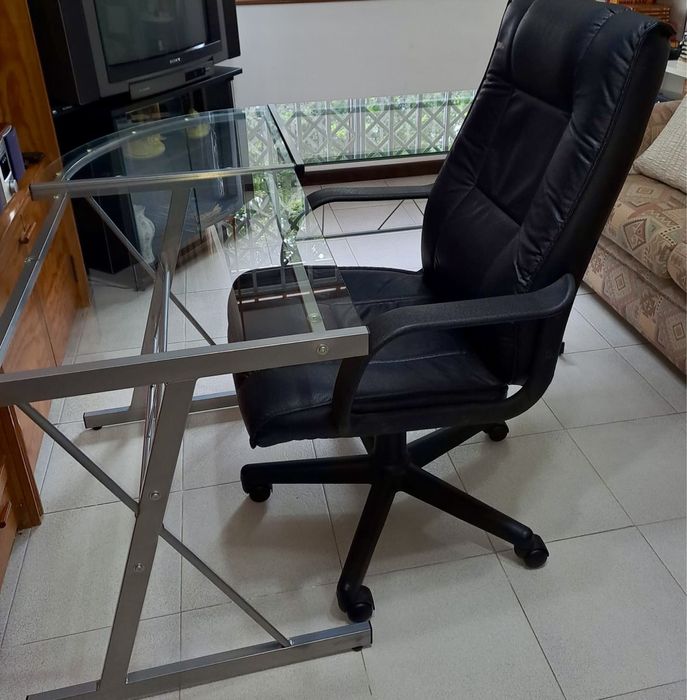 Mesa de vidro com cadeira de escritorio