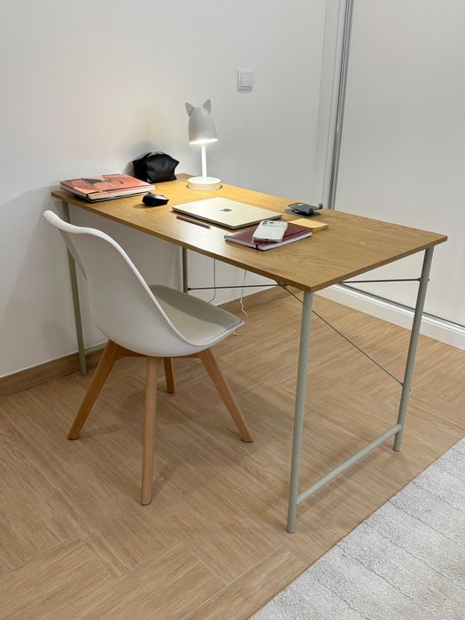 Mesa, estante e cadeira de escritorio