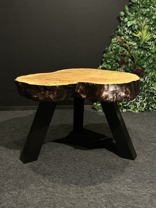 Naturalny stolik drewniany z plastra litego drewna.