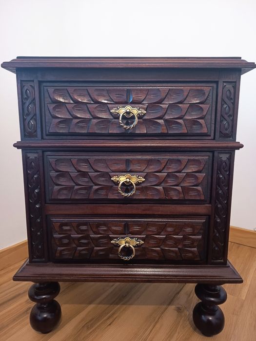 Mesa de Cabeceira / Móvel de Apoio Antigo em Madeira Maciça Trabalhada