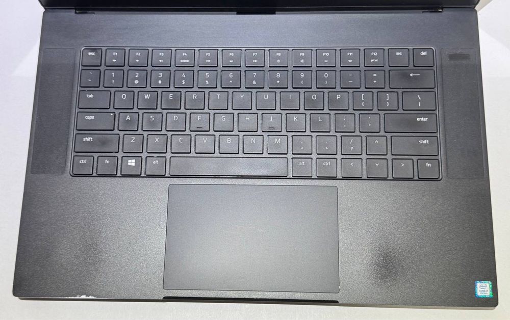 Razer Blade 15/i7-9750H / 32 GB DDR4 / 1000 GB SSD / nVidia GeForce RTX 2070 Max-Q