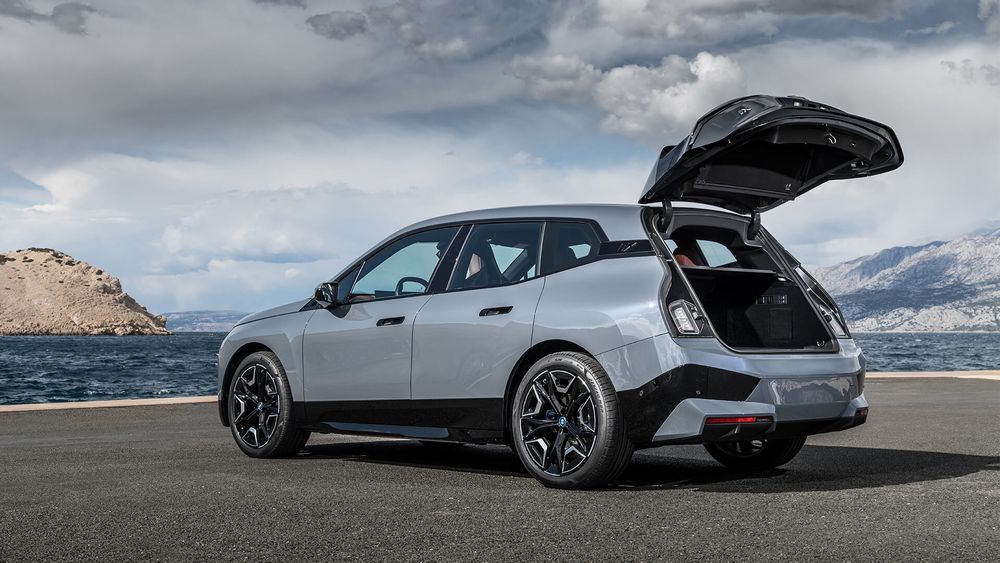 Otwarty bagażnik w BMW iX