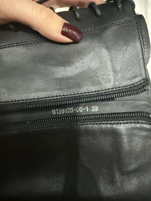 Високі чоботи на шнуровці