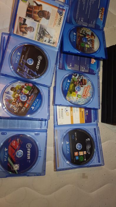 Ps4 Slim 1TB e um comando/ jogos