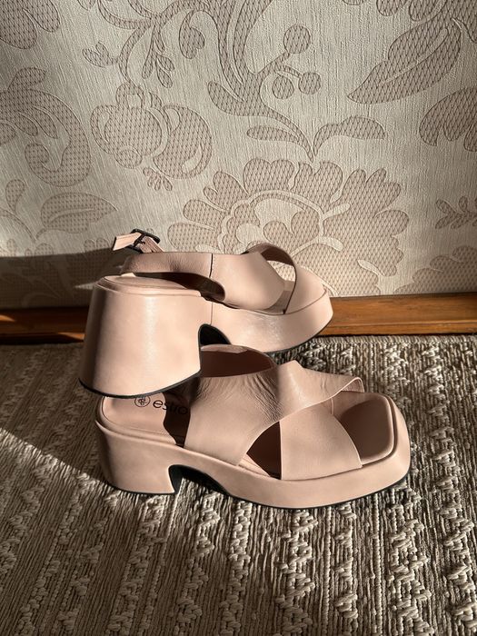 Продам шкіряні босоніжки estro