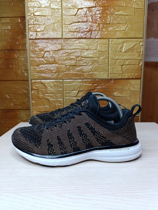 Кросівки жіночі APL