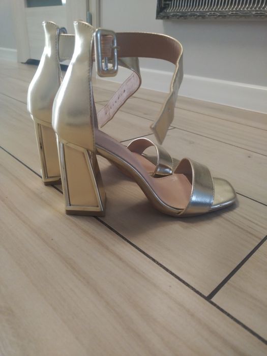 Złote sandałki na słupku