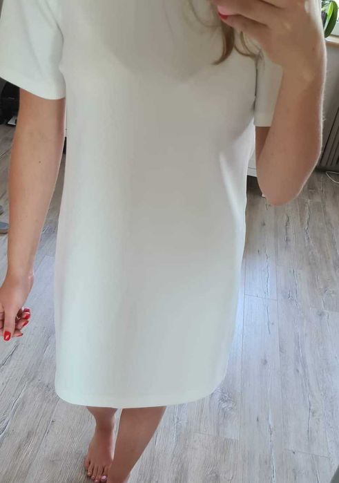 Sukienka biała z wycięciem na plecach