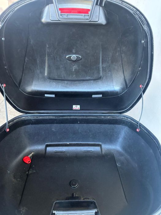 Para desocupar , baú original  yamaha em perfeito estado ,com algumas