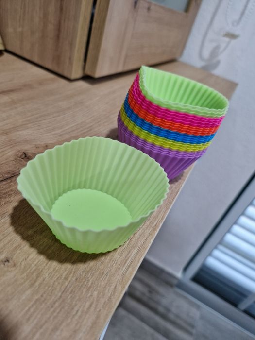 24 formas de silicone para cupcakes.  Novas