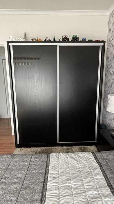 Quarto mobilado completo, com tudo incluído, apresenta sinais de uso