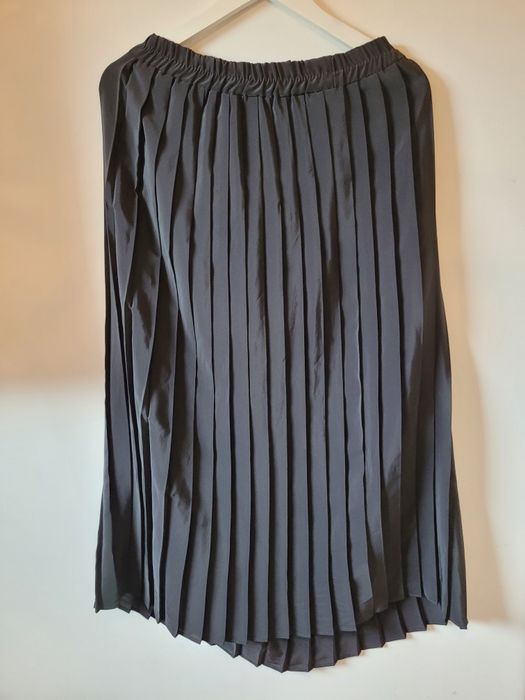 Czarna plisowana spódnica midi (XL)
