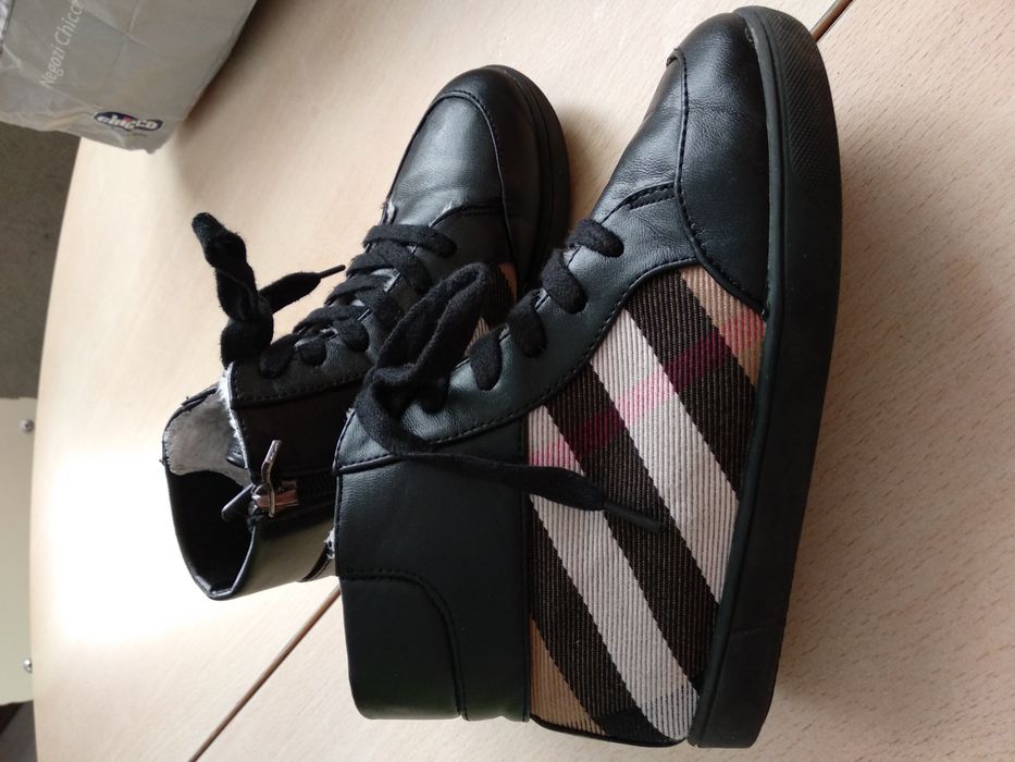 Botas criança e sapatilhas de menina