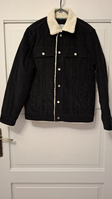 Czarna ocieplana kurtka z Bershka