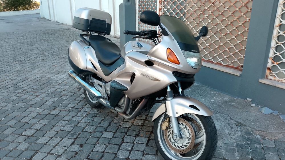 Vendo mota honda Deauville 650cc ano 2000 35 km