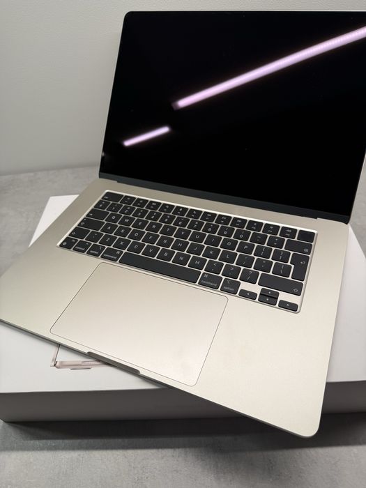 Apple MacBook Air 15, M2, 8-rdzeniowy CPU, Starlight,