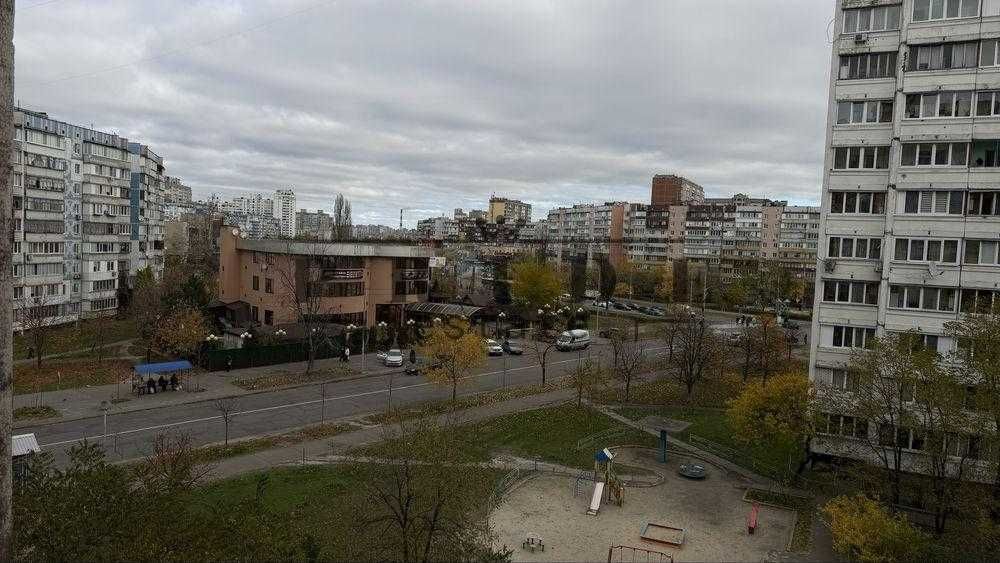 ДЕШЕВО Трикімнатна квартира Троєщина, Держпрограми