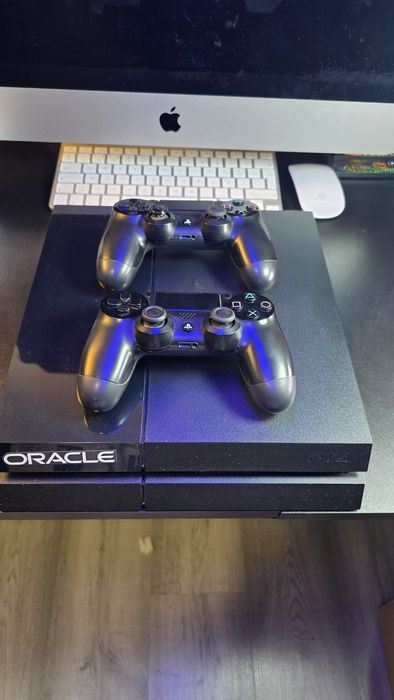 PlayStation 4 1TB com 2 Comandos e 8 Jogos na Caixa Original