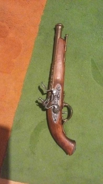 Réplica de pistola pederneira do século XIII