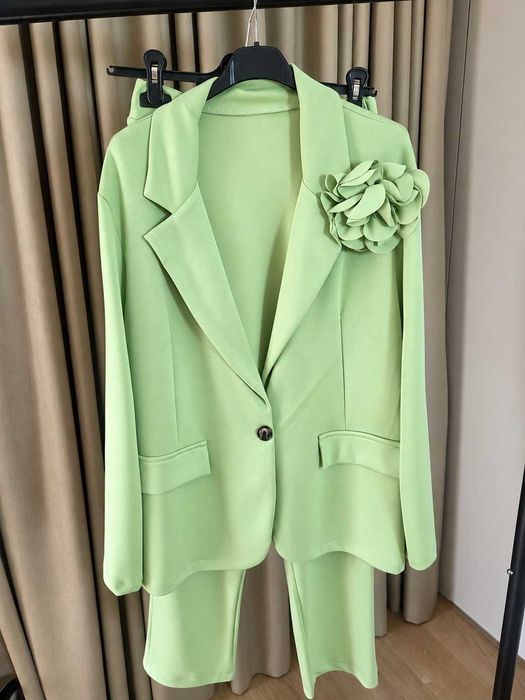 Elegancki garnitur damski z ozdobną broszką – pistacjowy