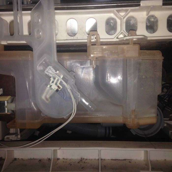 Запчасти на посудомойку ARISTON LSTF 7B019 ,бункер для соли .