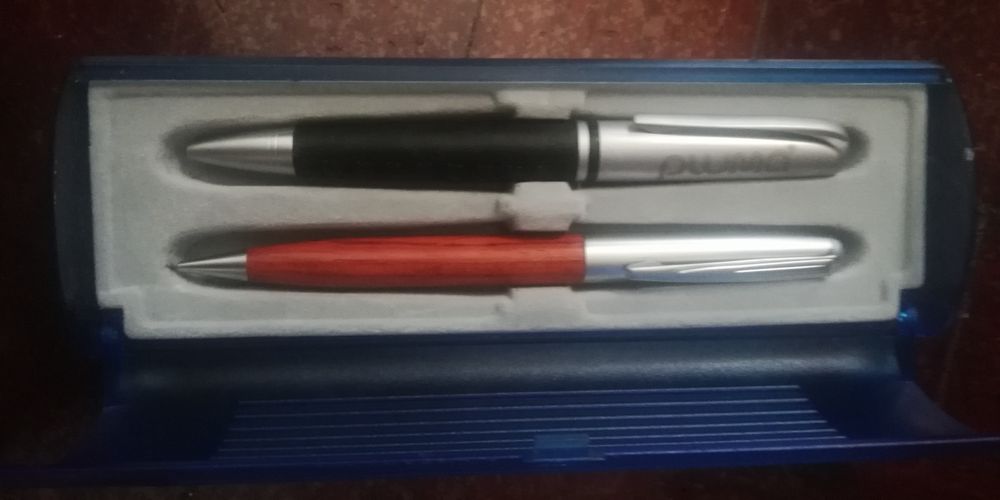 Varias canetas novas e Bonitas