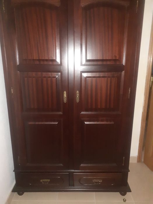 Armário/ roupeiro de madeira.