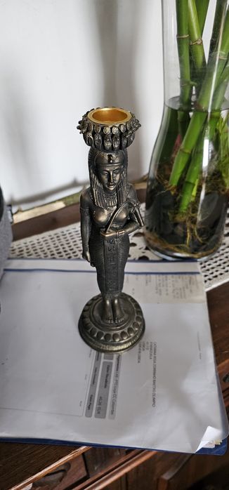Par de Candelabros Egípcios Decorativos

- Estilo Cleópatra - Cor Prata