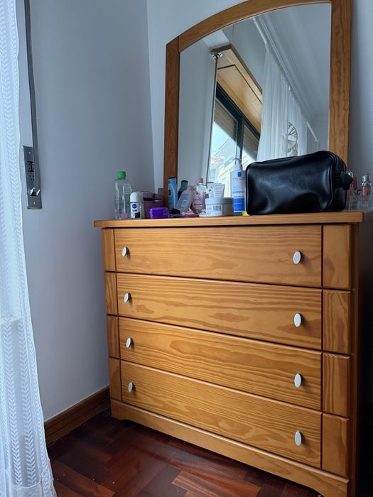 Quarto de casal em Madeira Maciça