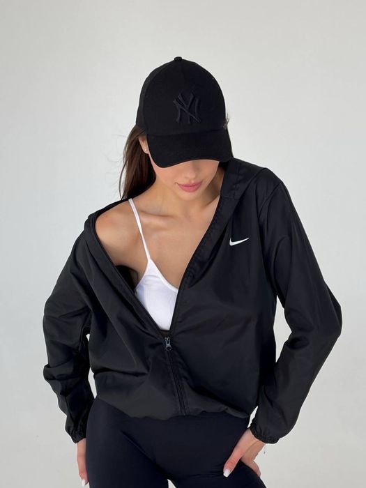 Базова жіноча вітровка Nike однотонна з капюшоном