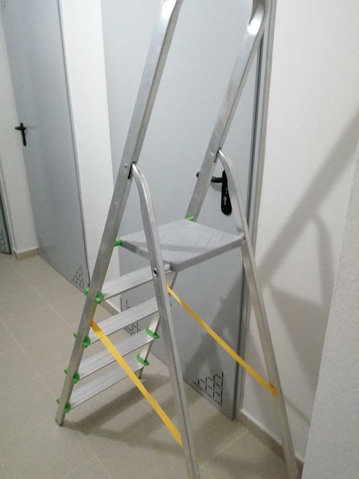 Escadote multiusos em alumínio praticamente Novo!*